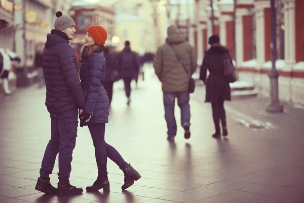 Verliebte spazieren durch die Straßen der Stadt — Stockfoto