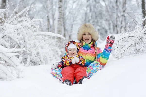 Dziewczyna z matką w snowy park — Zdjęcie stockowe