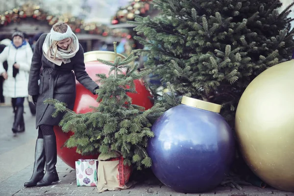 Dreaming woman in winter city — Stock Photo, Image