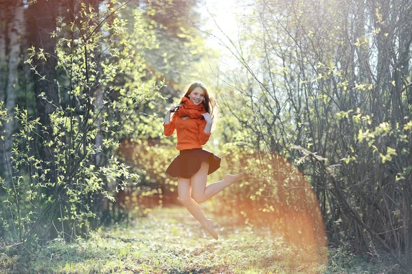 Девушка наслаждается весной в парке — стоковое фото