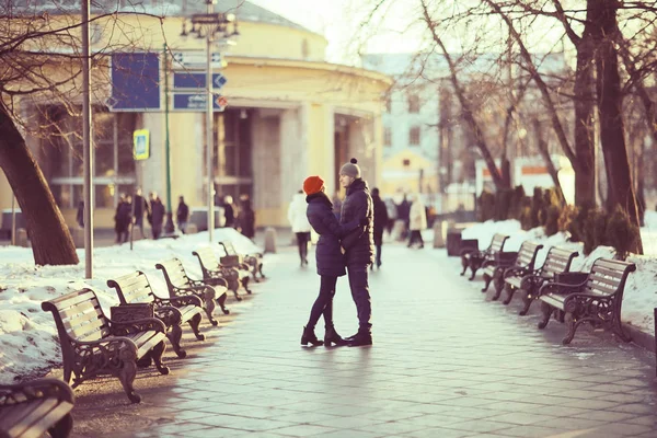 모스크바 거리에 산책 하는 커플 — 스톡 사진