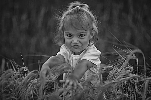 Νεαρό θηλυκό παιδί σε ένα πεδίο — Φωτογραφία Αρχείου