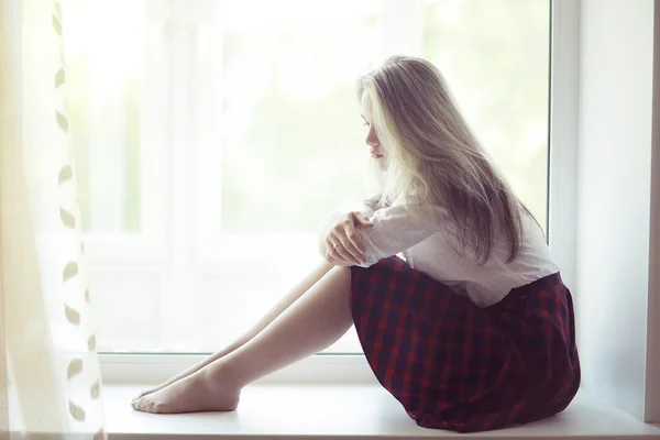 Jeune femme à la maison — Photo