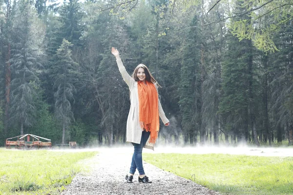 Jovem mulher em no parque de outono — Fotografia de Stock