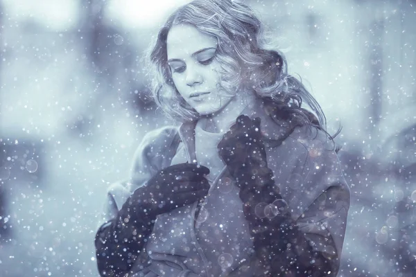 Traurige Blondine im Winter auf der Straße — Stockfoto