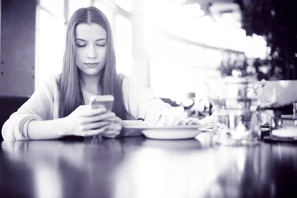 Young girl using mobile phone — Stock Photo, Image