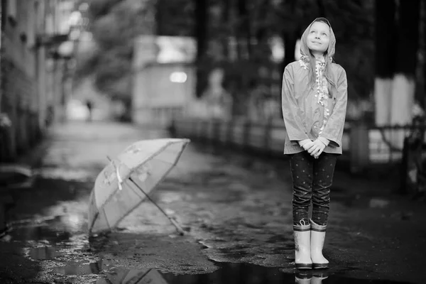 Söt flicka under våren regn — Stockfoto