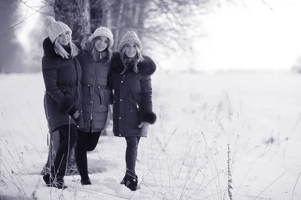 Tre giovani donne in inverno — Foto Stock