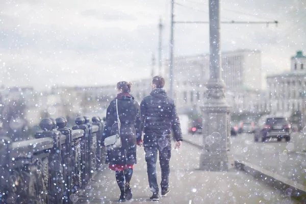 Jeunes amoureux marchant en ville — Photo