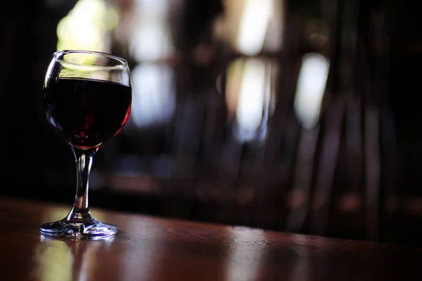 Подавать бокал красного вина — стоковое фото