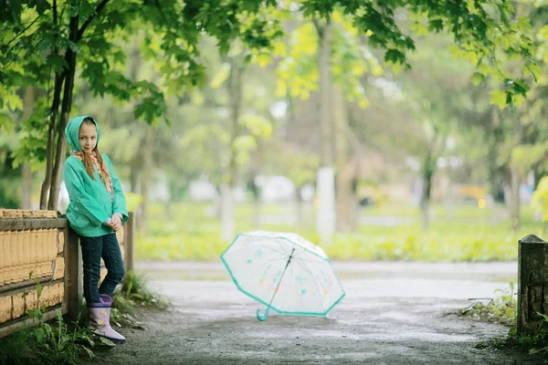 春天的雨下的可爱的小女孩 — 图库照片