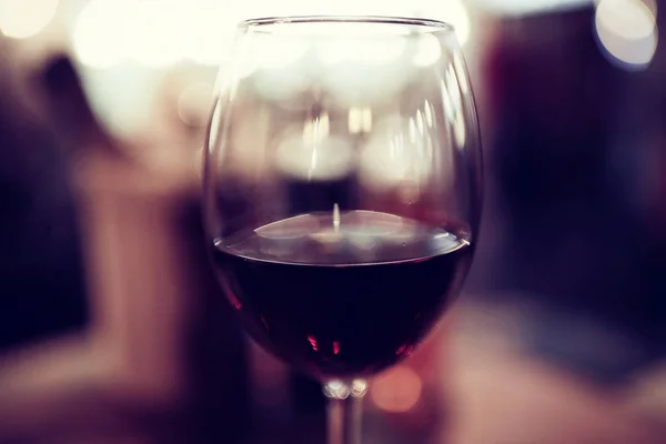 Slouží sklenici červeného vína — Stock fotografie