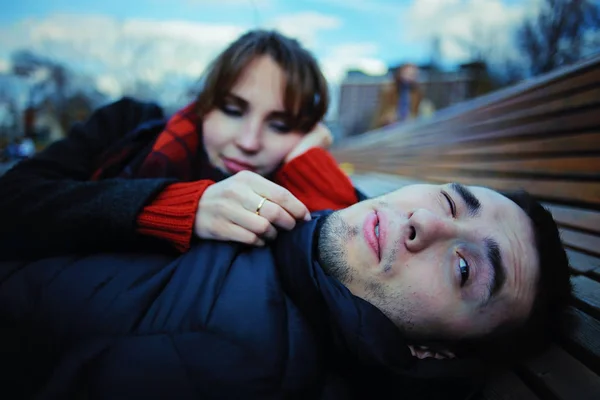 Pareja sentada en un banco — Foto de Stock