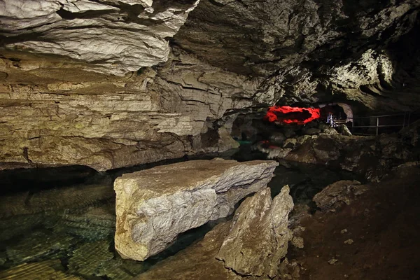 Caverna natural na montanha — Fotografia de Stock
