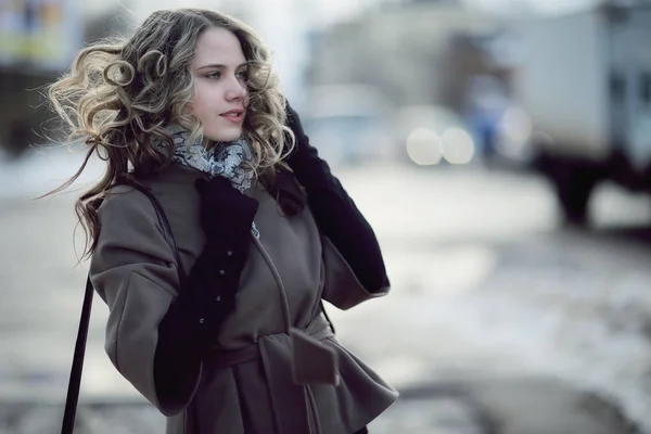 Smutné, blondýna na ulici v zimě — Stock fotografie