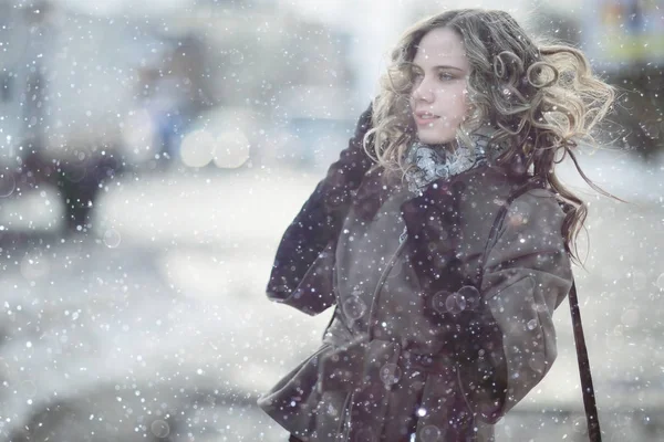 Dívka na sobě kabát v zimě — Stock fotografie