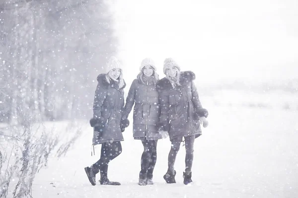 Tres hembras jóvenes en invierno —  Fotos de Stock