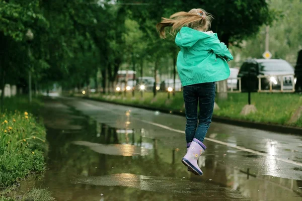 Lány játszik szabadtéri eső után — Stock Fotó