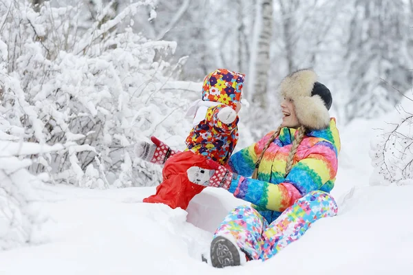 Ребенок и мать веселятся зимой — стоковое фото