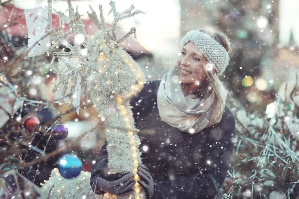 Mooie vrouw buiten op Kerstmis — Stockfoto