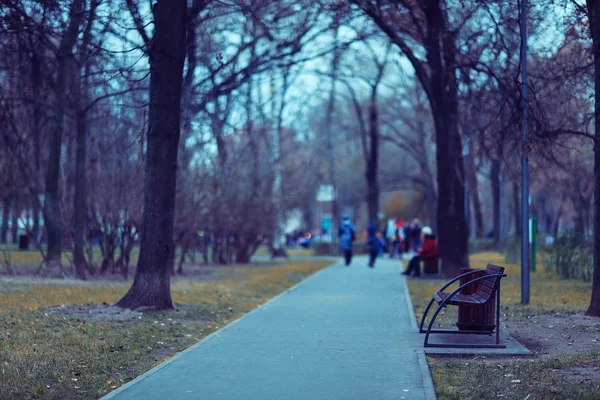 Őszi Park elmosódott háttér elérési útja — Stock Fotó