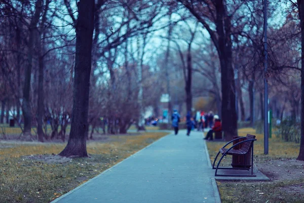 秋の公園で背景をぼかした写真パス — ストック写真