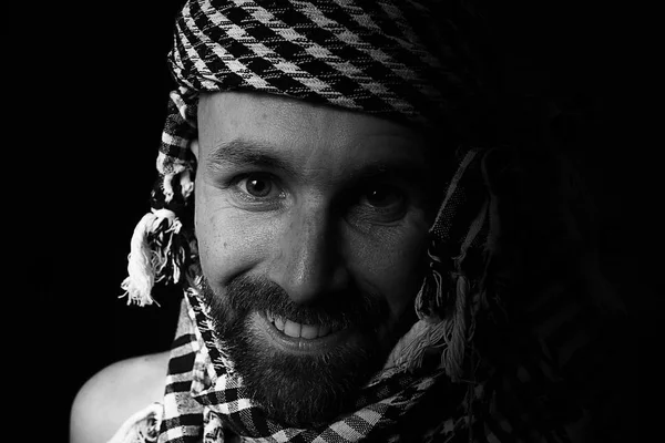 Бородатый мужчина в хиджабе — стоковое фото