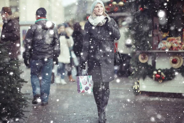 Bella ragazza a piedi nella città invernale — Foto Stock