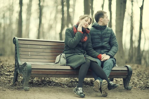 Man and woman in a city park — Stock Photo, Image