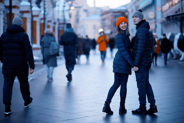 Älskande par promenader i staden — Stockfoto