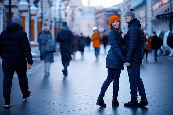 Casal amoroso andando na cidade — Fotografia de Stock