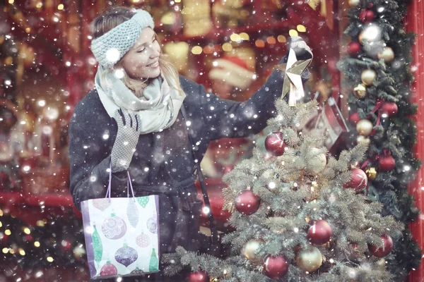 Mujer rubia comprando regalos de Navidad — Foto de Stock