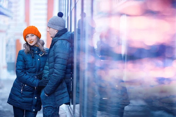 Pareja enamorada en la ciudad de primavera —  Fotos de Stock