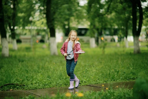 春天的雨下的可爱的小女孩 — 图库照片