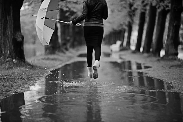 Donna con ombrello che cammina dopo la pioggia — Foto Stock