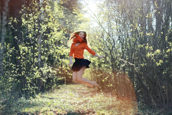 Fiatal lány a tavaszi erdő — Stock Fotó