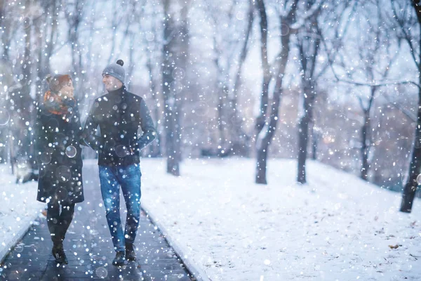 Couple marchant dans la rue de la ville — Photo