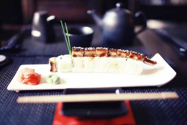 Rij van sushi in restaurant — Stockfoto