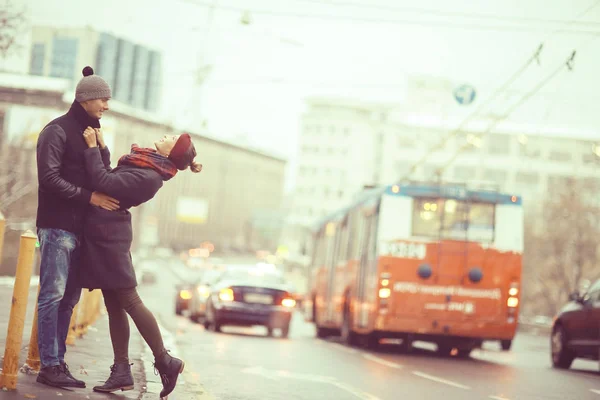 Paar spaziert durch Moskaus Straßen — Stockfoto