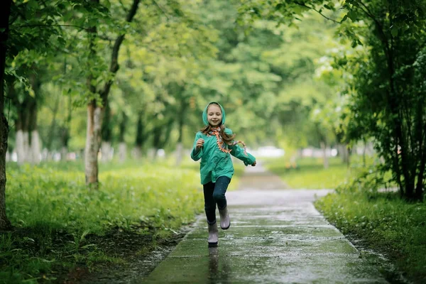 Sonbahar parkta koşan kız — Stok fotoğraf