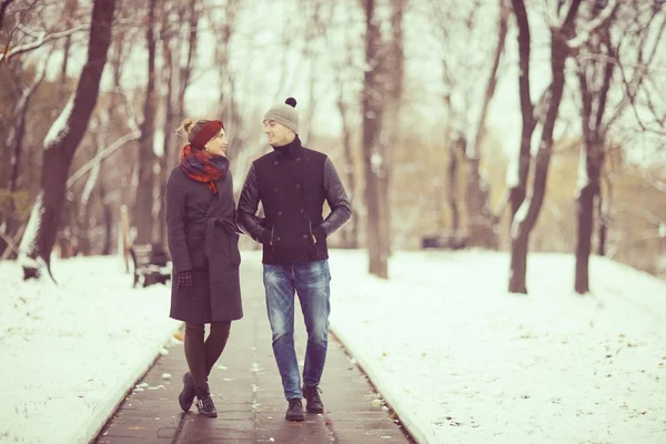 Jeune couple marchant dans la ville — Photo