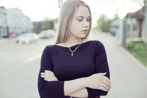 Bionda con i capelli lunghi all'aperto — Foto Stock