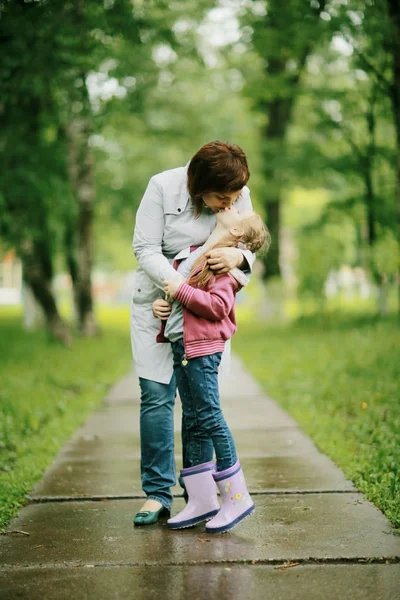 Mor och dotter i sommar park — Stockfoto