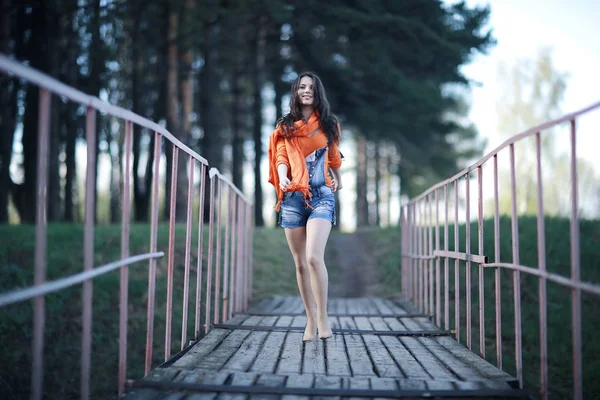 Mujer saltando en el bosque de primavera — Foto de Stock