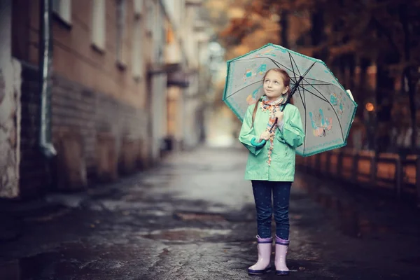 Liten flicka promenader i parken hösten — Stockfoto