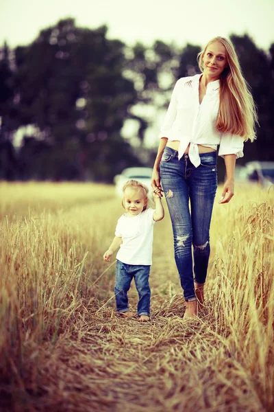 Mor och dotter i fältet — Stockfoto