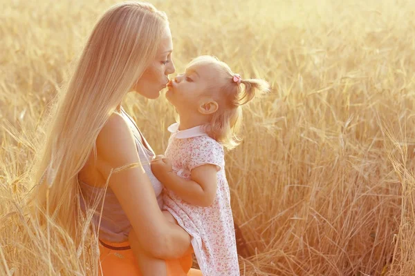 Mother and daughter in wheat field — Stock Photo, Image