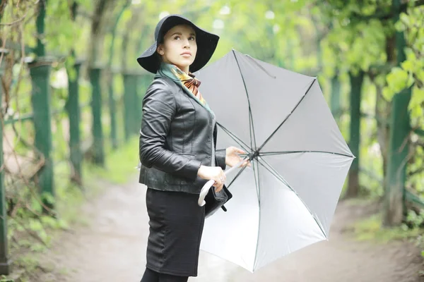 Brunette femme en chapeau — Photo