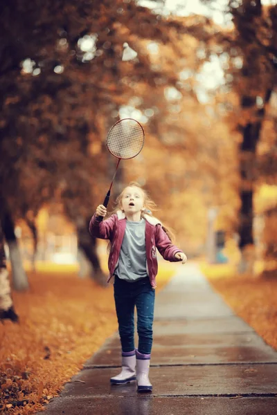 Девушка бежит по осеннему парку — стоковое фото