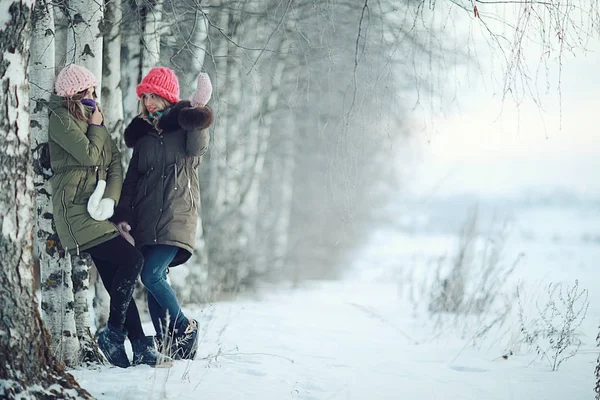 Donne che si divertono in inverno — Foto Stock